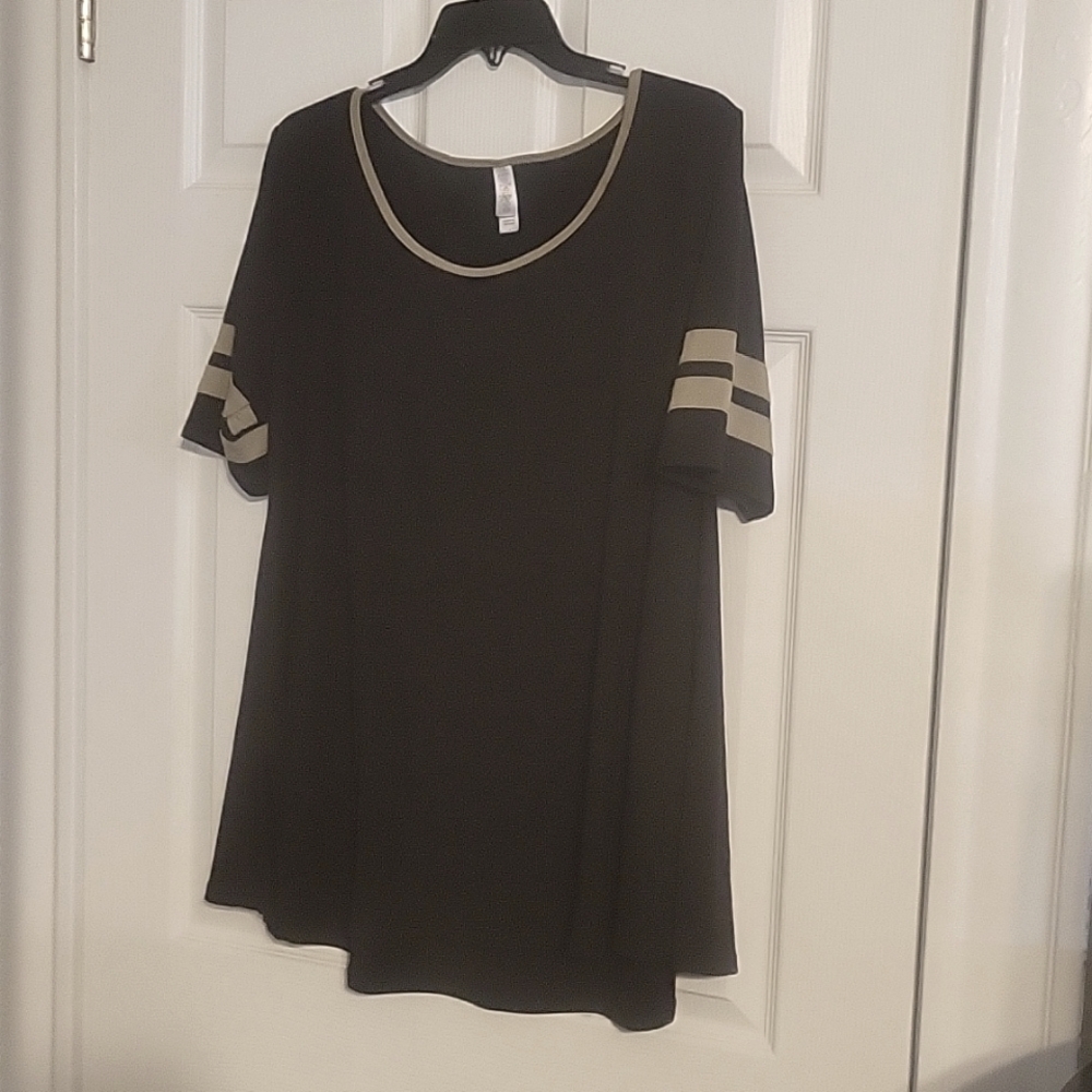 LuLaRoe large Black shirt